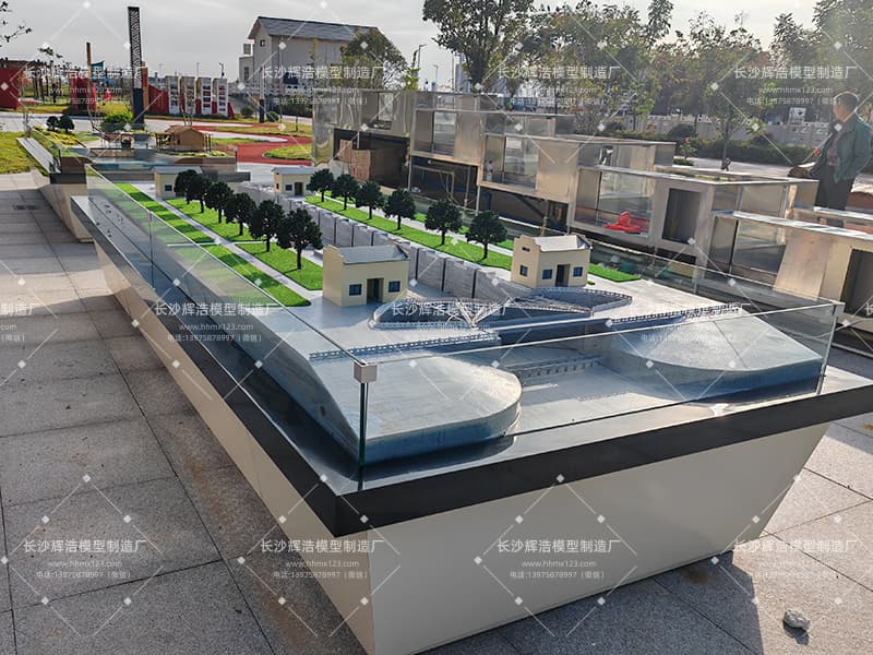 龙洲垸水闸工程沙盘模型现场安装 (2).jpg